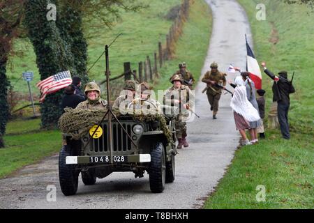 La France, l'Eure, Sainte Colombe prÚs Vernon, Allied Reconstitution Group (US World War 2 Maquis français et la reconstruction historique Association), de l'histoire en uniforme de la 101st US Airborne Division progresse dans une Jeep Willys accueillis comme des libérateurs par les villageois et FFI Banque D'Images