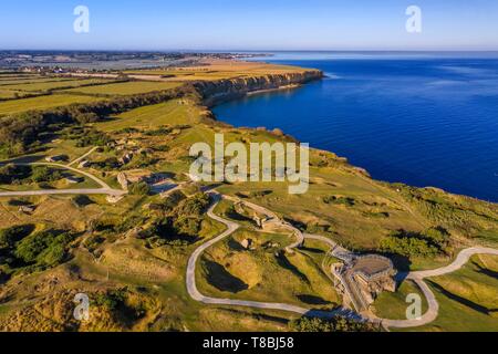 France, Calvados, Cricqueville en Bessin, Pointe du Hoc, ruines de fortifications allemandes et des trous de bombe faite par le débarquement en Normandie du 6 juin 1944 pendant la Seconde Guerre mondiale (vue aérienne) Banque D'Images