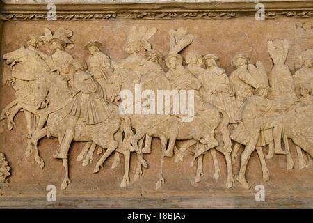 France, Seine Maritime, Rouen, place de la Pucelle, h¶tel de Bourgtheroulde a été construit dans la première moitié du xvie siècle par Guillaume Le Roux, fresque en bas-relief sur la galerie d'Aumale représentant la réunion du camp de la Drap d'or entre le roi de France François I et le roi d'Angleterre Henry VIII Banque D'Images