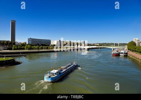 France, Seine Maritime, Rouen, péniche sur la Seine et le pont Boieldieu, les archives départementales de Seine-Maritime tour dans l'arrière-plan Banque D'Images