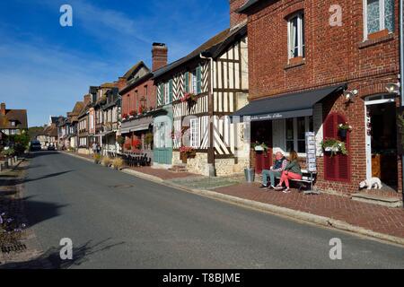 France, Calvados, Pays d'Auge, Beuvron en auge, étiqueté Les Plus Beaux Villages de France (Les Plus Beaux Villages de France), les maisons à colombages dans la rue principale Banque D'Images