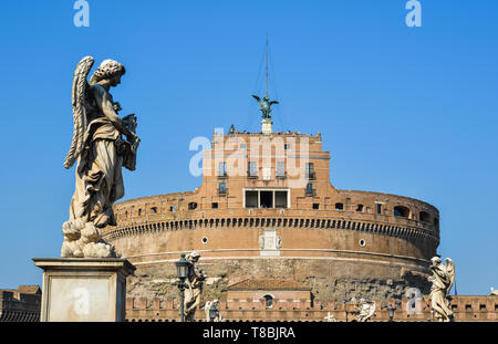 Vatican - Oct 14, 2018. Vue sur Château de San Angelo en journée ensoleillée. Le bâtiment a été utilisé plus tard par les papes comme une forteresse et château, et est maintenant un mus Banque D'Images