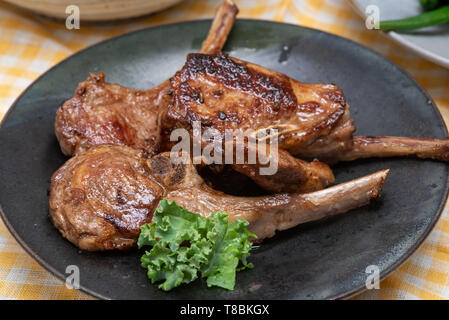 côtelettes d'agneau grillées dans une assiette Banque D'Images