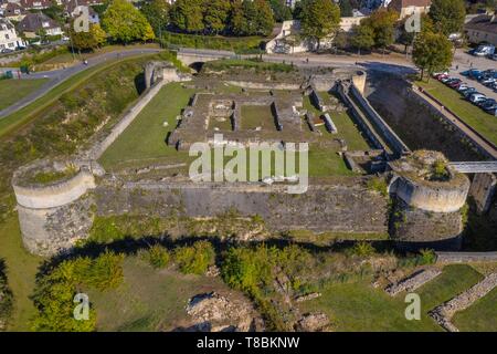 France, Calvados, Caen, le château ducal de Guillaume le Conquérant, les Ruines du donjon (vue aérienne) Banque D'Images