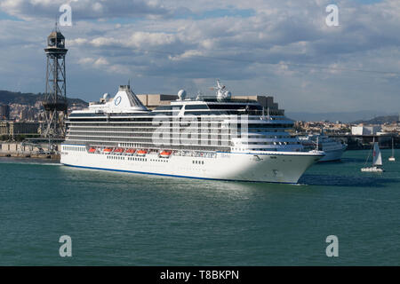 Bateau de croisière maritime de la compagnie Oceania Cruises de quitter le port de Barcelone. Banque D'Images