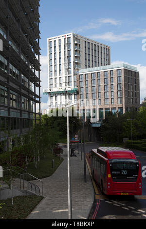 Nouveau construire des bureaux et appartements dans l'ouest de Londres avec un bus en attente à un arrêt de bus à proximité, Chiswick, Londres UK Banque D'Images