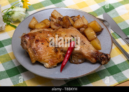 poulet rôti aux herbes piment et pommes de terre Banque D'Images