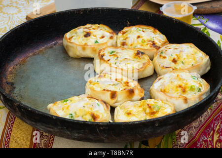 Processus de la cuisson des tartes chaudes avec du poulet et fromage Banque D'Images