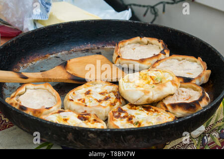 Processus de la cuisson des tartes chaudes avec du poulet et fromage Banque D'Images