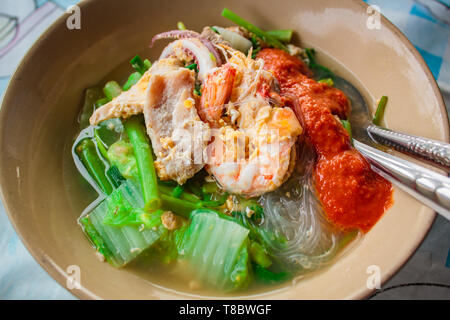 Suki dans un bouillon de fruits de mer avec les vermicelles et légumes, Thai Suki. Banque D'Images