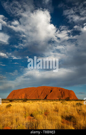 L'Uluru est un symbole de l'Australian désert central. Banque D'Images