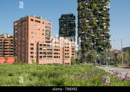 Bosco verticale (Vertical) de la forêt sont des tours dans le quartier de Porta Nuova, Milan, Italie, avec des centaines d'arbres et de plantes cultivées sur eux. Banque D'Images