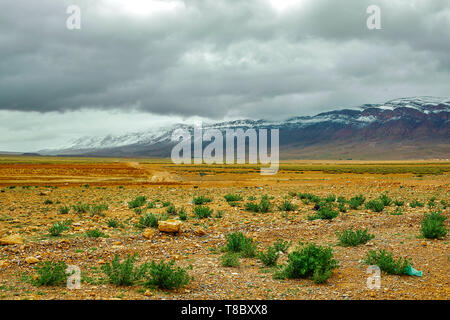 Hiver magnifique panorama de montagnes BOUIBLANE - MAROC, belle nature parmi les montagnes Banque D'Images