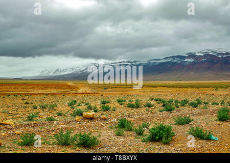 Hiver magnifique panorama de montagnes BOUIBLANE - MAROC, belle nature parmi les montagnes Banque D'Images