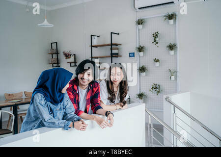 Ami asiatique assis et avoir conversation Banque D'Images