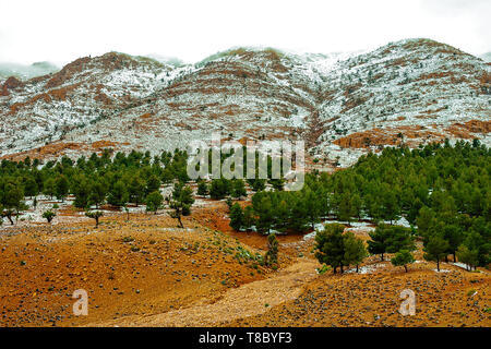 Hiver magnifique panorama de montagnes BOUIBLANE - MAROC, belle nature parmi les montagnes Banque D'Images