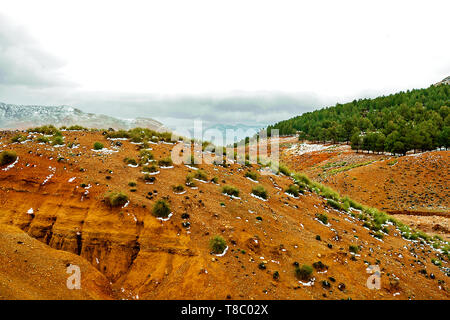 Hiver magnifique panorama de montagnes BOUIBLANE - MAROC, belle nature parmi les montagnes Banque D'Images