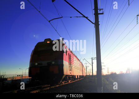 La locomotive du train transportant des marchandises à l'heure Banque D'Images