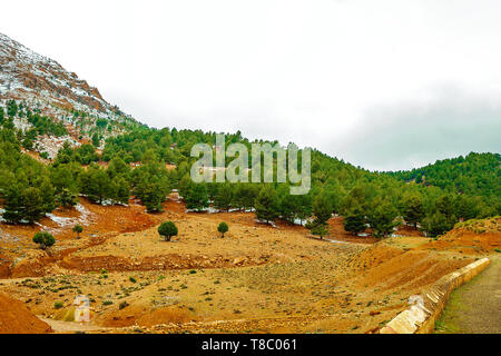 Hiver magnifique panorama de montagnes BOUIBLANE - MAROC, belle nature parmi les montagnes Banque D'Images