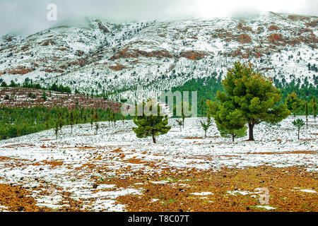 Hiver magnifique panorama de montagnes BOUIBLANE - MAROC, belle nature parmi les montagnes Banque D'Images