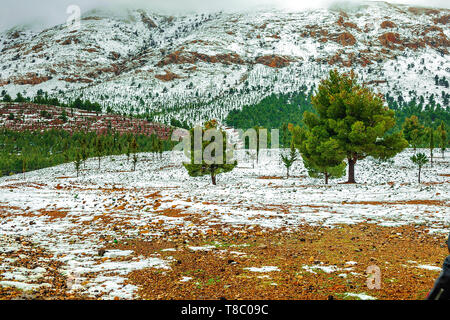 Hiver magnifique panorama de montagnes BOUIBLANE - MAROC, belle nature parmi les montagnes Banque D'Images