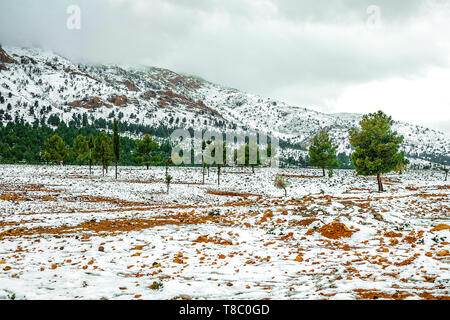 Hiver magnifique panorama de montagnes BOUIBLANE - MAROC, belle nature parmi les montagnes Banque D'Images