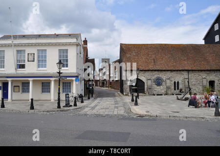 Le long de la Thames Street, Poole, du quai, avec la tour de l'église St James à l'arrière-plan. Banque D'Images