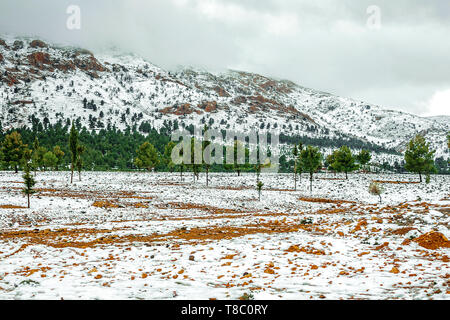 Hiver magnifique panorama de montagnes BOUIBLANE - MAROC, belle nature parmi les montagnes Banque D'Images