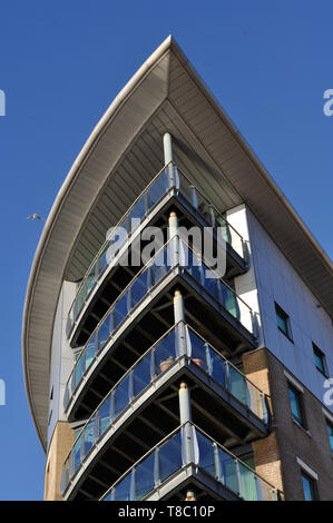 Balcons d'appartements à Dolphin Quay sur Poole Quay, Poole, Dorset Banque D'Images