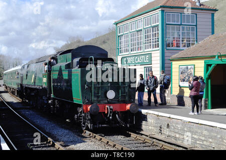 Bataille d'Angleterre n° du Pacifique 34070 Manston arrive au château de Corfe station sur le chemin de fer Swanage dans le Dorset Banque D'Images