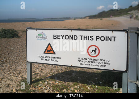 Ouvrir une plage près de Dorset Highcliffe Château Highcliffe avec Mudeford en arrière-plan Banque D'Images