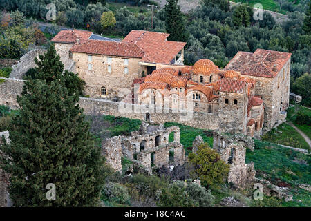 Partie de la site archéologique de Mystras byzantine dans le Péloponnèse, Grèce. Vue sur la métropole de Saint Demetrios et le Musée Archéologique o Banque D'Images