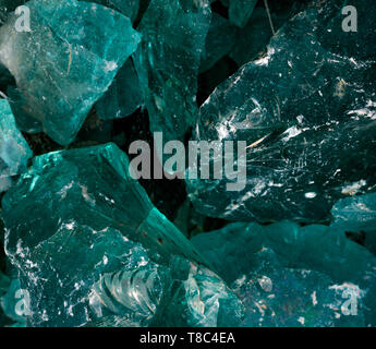 Erklez. verre forfaitaire pour la conception paysagère. Le verre. La texture du verre. Des éclats de verre décoratif pour la construction. Les gros morceaux de verre brisé close-up. Banque D'Images