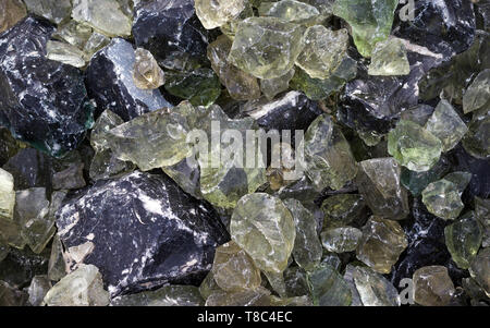 Erklez. verre forfaitaire pour la conception paysagère. Le verre. La texture du verre. Des éclats de verre décoratif pour la construction. Les gros morceaux de verre brisé close-up. Banque D'Images