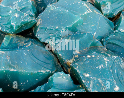 Erklez. verre forfaitaire pour la conception paysagère. Le verre. La texture du verre. Des éclats de verre décoratif pour la construction. Les gros morceaux de verre brisé close-up. Banque D'Images