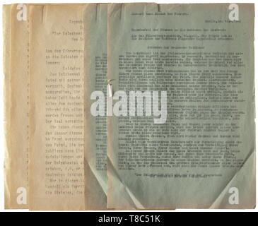 Anny Hiver - Hitler le dernier ordre du jour du 16 avril 1945 Projet d'Hitler pour l'ordre du jour à ses soldats au front de l'Est, Berlin, 16 avril 1945 "La volonté et bolchevique doit saigner à mort aux portes de la capitale allemande !' avec carbon copy, écrit sur une machine à écrire ordinaire, inscrit en haut à gauche "projet d'après la dictée du Führer', également une version écrite avec le 'Führer typewriter' avec de grosses lettres, également avec copie au carbone, l'autre document sans signature, des annotations manuscrites ou des timbres. Des exemplaires de la solde d'Hitler et livre passeport militaire f, Editorial-Use-seulement Banque D'Images