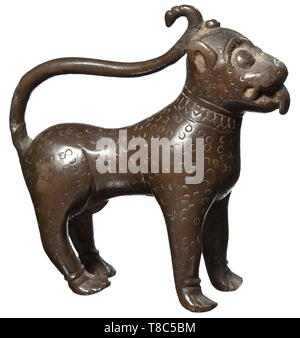 Un lion de bronze, 12ème siècle Bronze avec patine noire. La figure en trois dimensions d'un lion, debout sur quatre pieds, avec panneaux, longue queue. La tête avec le corps, la langue saillante estampé d'un motif de la fourrure. Bon état. Hauteur 9,6 cm. Provenance : Ancienne collection privée de Stuttgart à partir des années 1970., historique, historique, Orient, Perse, l'Asie orientale, asiatique, moyen-âge, Additional-Rights Clearance-Info-Not-Available- Banque D'Images