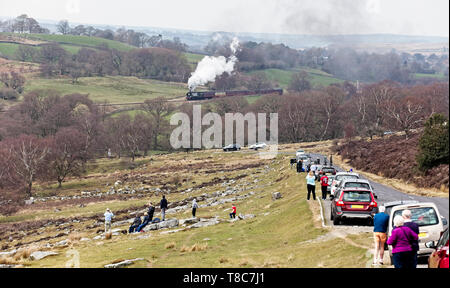 La foule d'une machine à vapeur en tirant de Goathland vers Pickering, 30/03/2019. North York Moors Railway, North Yorkshire, Angleterre, Royaume-Uni. Banque D'Images