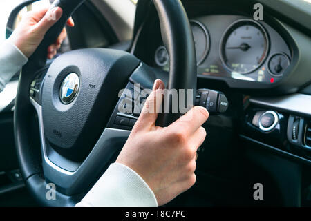 Kaliningrad, Russie, le 16 novembre 2017 : Woman's hands sur un volant moteur BMW X5 F15. Mains tenant le volant. Voiture moderne d'intérieur Banque D'Images