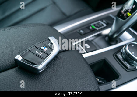Kaliningrad, Russie, le 16 novembre 2017 : touches sans fils de BMW X5 F15 2017 en noir en cuir intérieur de voiture. Détails de l'intérieur automobile moderne. Banque D'Images