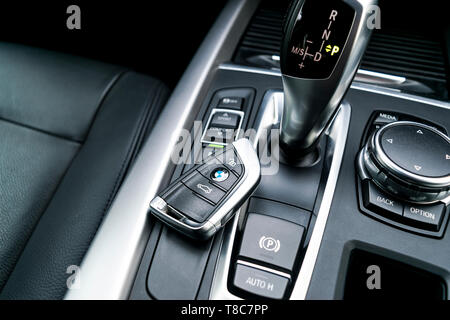 Kaliningrad, Russie, le 16 novembre 2017 : touches sans fils de BMW X5 F15 2017 en noir en cuir intérieur de voiture. Détails de l'intérieur automobile moderne. Banque D'Images