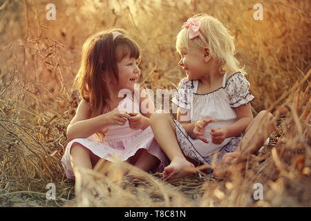 Deux jeunes filles, jouant dans le domaine Banque D'Images