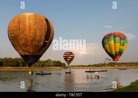 Festival de ballons dans Parc Singha, ballons à air chaud, déposer au-dessus d'un lac, province de Chiang Rai, dans le Nord de la Thaïlande, Thaïlande Banque D'Images