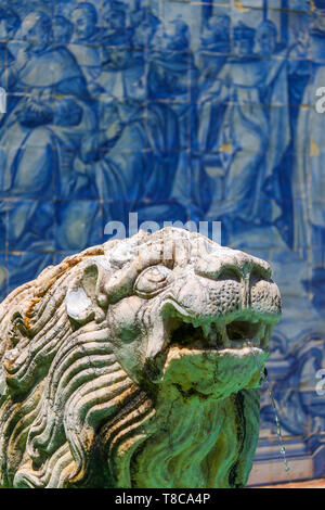 Une statue de lion sur fontaine dans Cascais au Portugal Banque D'Images