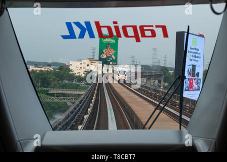 À la fenêtre grâce à des trains de banlieue sans conducteur, Kuala Lumpur, Malaisie Banque D'Images