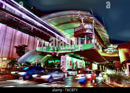 La station de monorail Bukit Bintang la nuit à Kuala Lumpur, Malaisie Banque D'Images