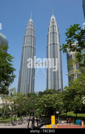 Vue sur les Tours Petronas de Kuala Lumpur, le parc KLCC, Malaisie Banque D'Images