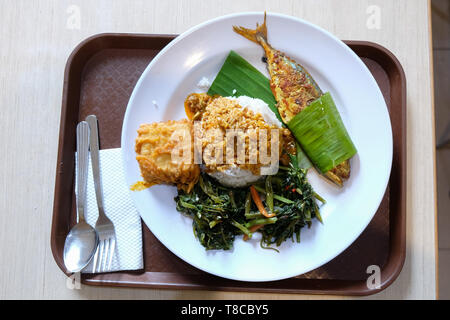 La friture de poissons, riz et légumes, plat local dans un restaurant de rue à Kuala Lumpur, Malaisie Banque D'Images