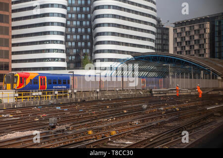 Un train quitte le sud-ouest de la Gare Internationale de Waterloo à Londres Banque D'Images