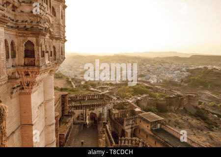 Vue imprenable sur l'ancien fort Mehrangarh lors d'un magnifique coucher de soleil avec la ville bleue de Jodhpur en arrière-plan, Rajasthan, Inde. Banque D'Images